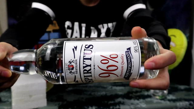 试喝96度伏特加,号称生命之水,喝一口下去像火烧一样