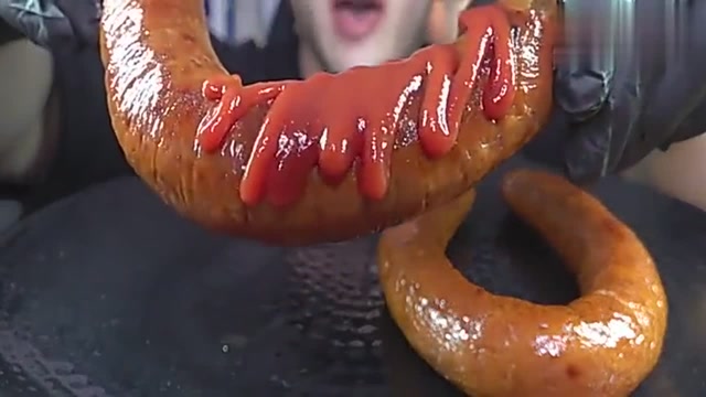 大方男汉子吃大香肠,好诱人的晚餐