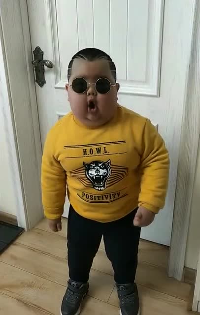 小胖娃,今天刚剪完头发,这是觉得自己飘了?