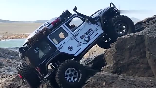 仿真遙控模型車之 jeep wrangler 岸邊攀登