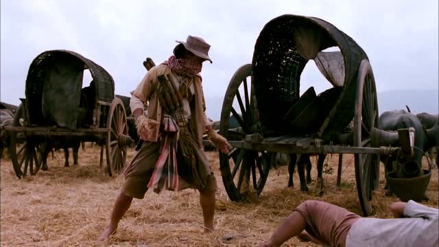 拳霸3之火云盗:抢劫就抢劫吧,还脱人家衣服,这是在寻找什么