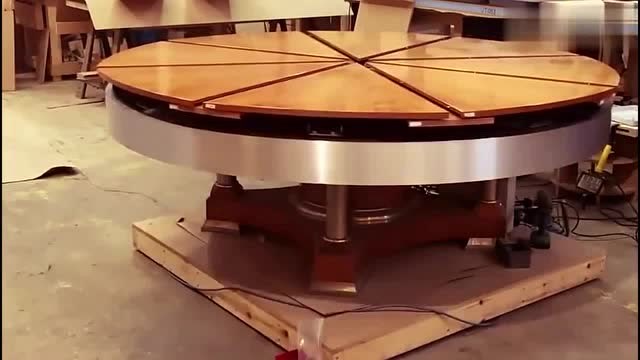 老外发明的这种桌子,旋转就能变大变小,再也不怕吃饭人坐不开了