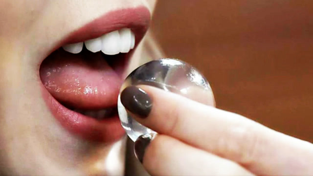 大学生发明可食用水球!1颗1毛钱,拿着水球干杯,这滋味真的绝了!