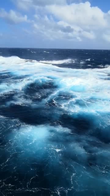 太平洋中心地带海水蓝的可怕,有中窒息的感觉,深海恐惧症的慎入!