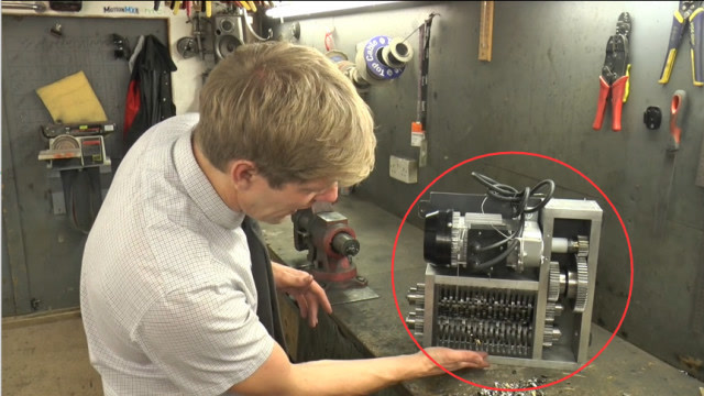 老外自制碎纸机,环保处理垃圾文件,这效果还不错!