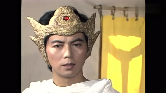 殷郊用阴阳镜照杀邓婵玉,吓得土行孙遁地逃跑,黄飞虎只得撤军