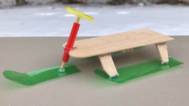 小伙用瓶子制作了个雪橇 你们想来一个吗