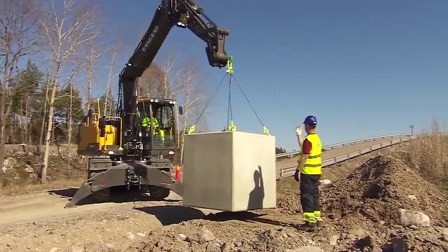 沃尔沃轮式挖掘机吊重物操作视频,看着有点吓人