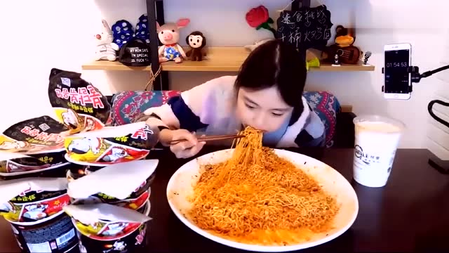大胃王朵一:超美小姐姐挑战火鸡面,隔着屏幕都感觉辣!