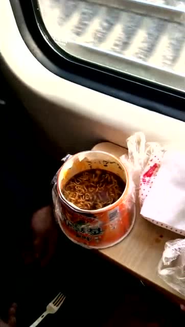 大爷你是第一次吃桶面吗?这样的吃法太有才啦!