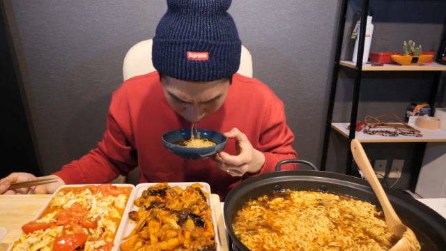 奔驰小哥吃自煮康师傅红烧牛肉面,吸面狂魔又来吃面了,太香了!