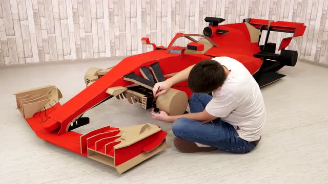 用纸板做出的f1赛车,被小伙的动手能力震撼到了!