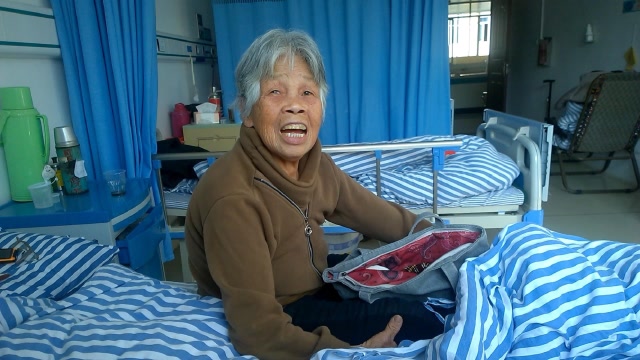 生病住院的奶奶看到孙子来探望,脸上终于露出了笑容