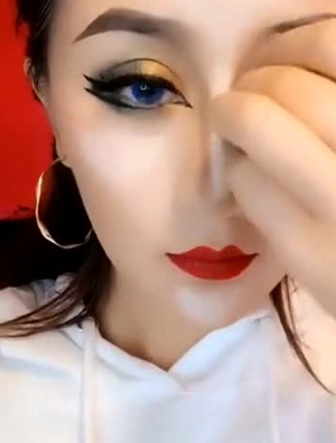 讲真的,化妆真是堪比易容术啊,小姐姐的妆容要不要这么惊艳啊!