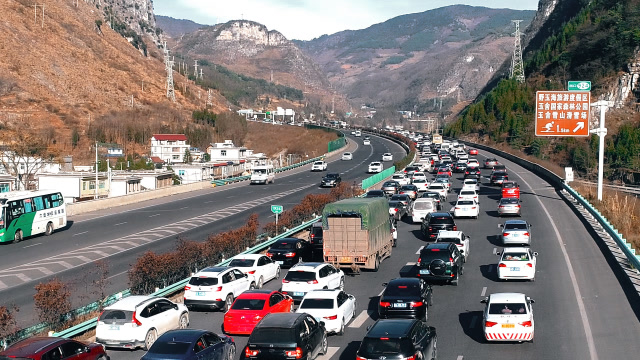 航拍春节贵州高速公路上一眼望不到尽头的车辆,真的是寸步难行!