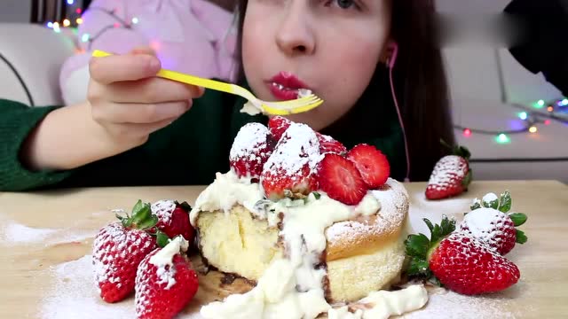 国外女吃货吃超大蛋糕配草莓,听听咀嚼音,真馋人