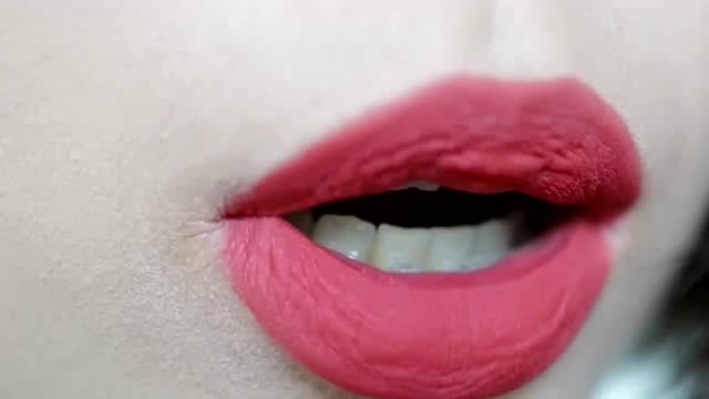 妹子的嘴巴有一圈汗毛,要不要告诉她呢