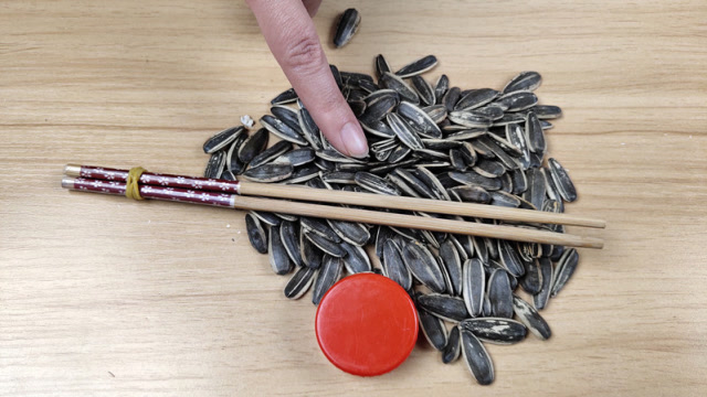 剥瓜子别再用手剥了,只需瓶盖加筷子,一剥一大盘,后悔才知道