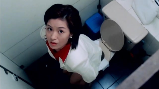 女子上厕所,不料突然冒出一足球,最后一刻太吓人了!