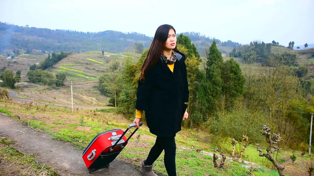 农村姑娘一首《离家的孩子》,伴随着外出打工的兄弟姐妹们