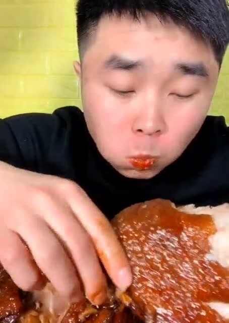 哥们闷头吃大肥肉,他的最爱!吃得真有味,不怕腻啊!