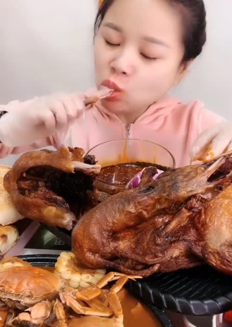大胃王馨子吃烤鸭腿,厚厚一个肉真多呀,看她吃感觉被撩到了