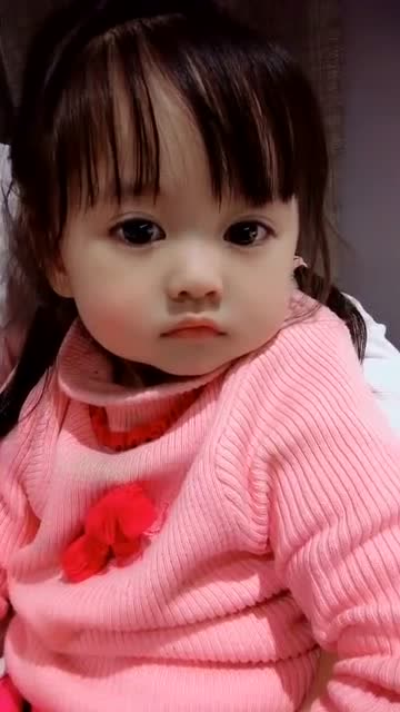 小萌娃这婴儿肥真是可爱,看她这发呆的样子,有什么心事吗