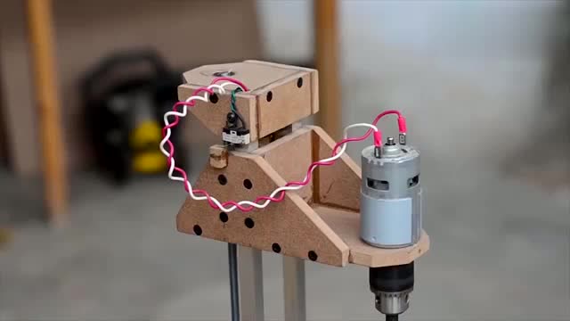 牛人自制半自动钻床,技术是真的棒,还是很难见到的