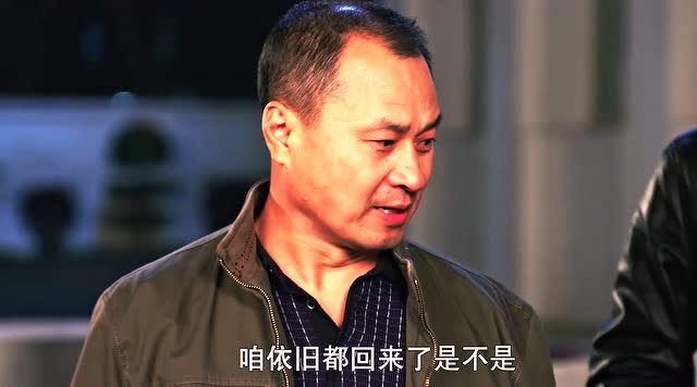 《乡村爱情10》在小梁伤心难过时,广坤打来电话询问二人的进展