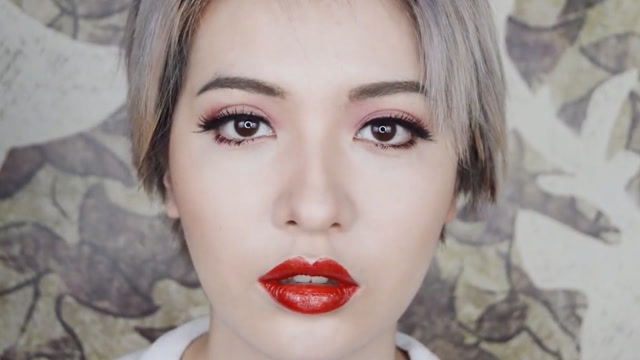 美女小姐姐化上个性女神梦露妆,妆前妆后大变脸,你就是经典!