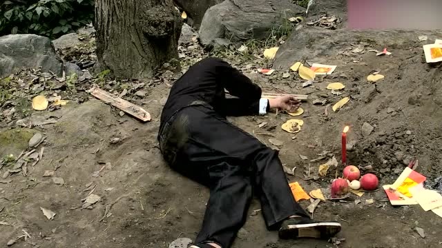 小伙坐亡妻坟前不愿离去!不料昏倒后,妻子竟然出现了!