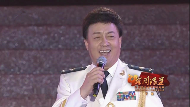 吕继宏一身白色军装唱响《吃水不忘挖井人》,太有气势了