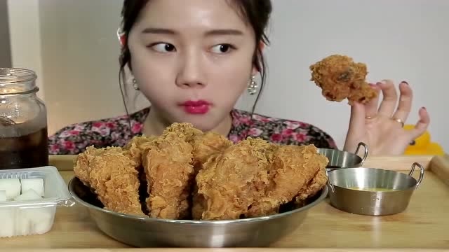 韩国美女吃播炸鸡腿,真的是淑女范!