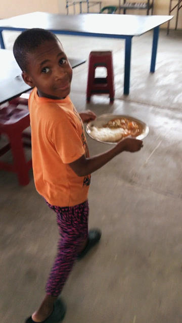 看看非洲黑娃今天吃什么