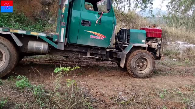 号称农用爬坡王,可上这个坡卡了半天都上不去,是怎么回事?