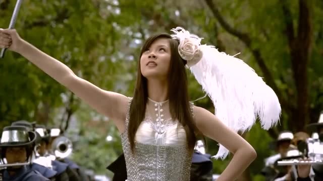 丑小鸭变身大美女,朋友们纷纷夸赞,小伙看的都离不开眼.