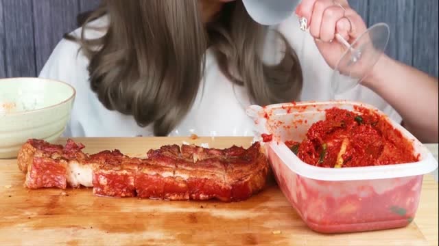 看看女孩吃的泡菜有多辣?红红的全是辣椒,你敢吃吗?