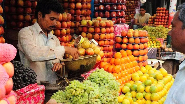 印度真正的水果摊是这样的,老板的手速简直开挂了,饱眼福又好喝!