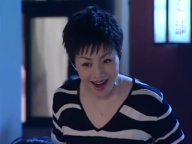 家有儿女:宋丹丹夸奖小雨脑容量大,还陪他一起看蜡笔小新