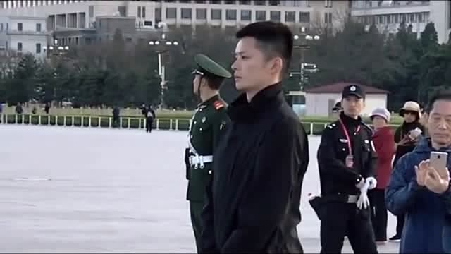 武警战士和黑衣人在天安门广场上站岗,不同的站姿有不同的气势!