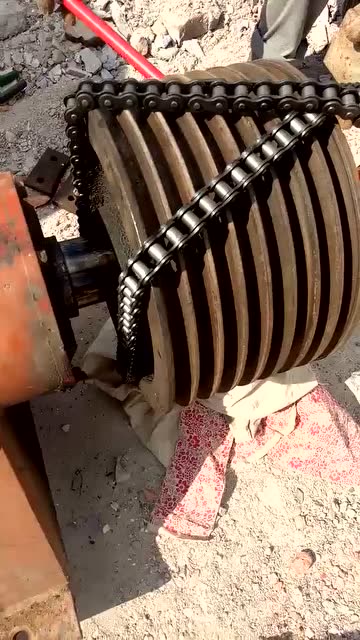 小伙自制链条拔轮器牛分分钟链条就被拔下来了