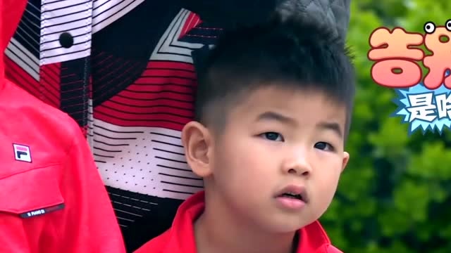 小鱼儿大步走向"军训校园",安吉不舍和妈妈告别,跟着爽快啊!