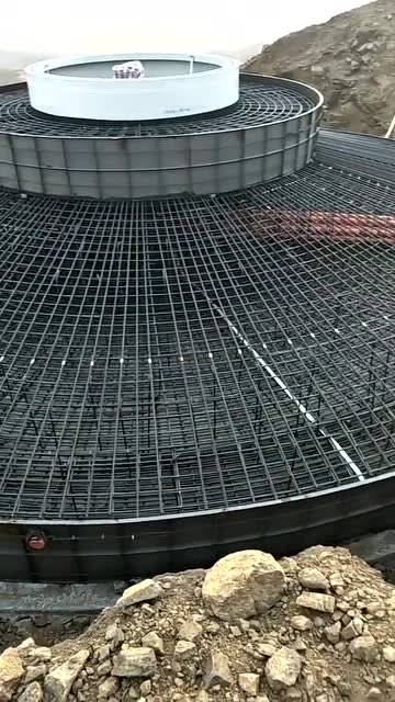 风力发电机的底座,密密麻麻的全是钢筋,牢固程度无需多言!