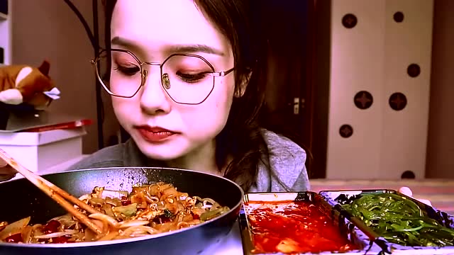 阿尤吃播蔬菜炒粉丝,味道很美一直吃,都不抬头