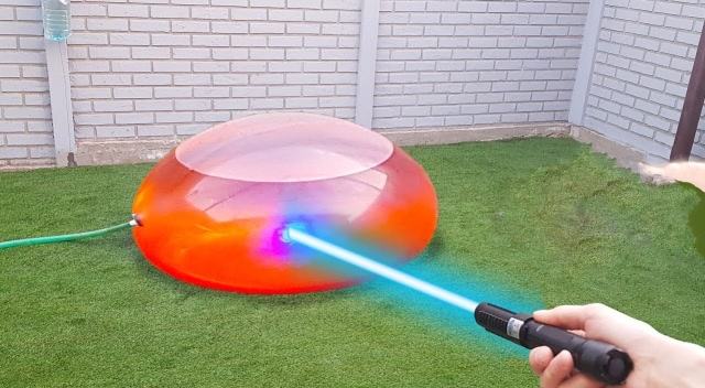 小伙自制激光武器,瞬间射穿10颗气球,网友:动感光波?