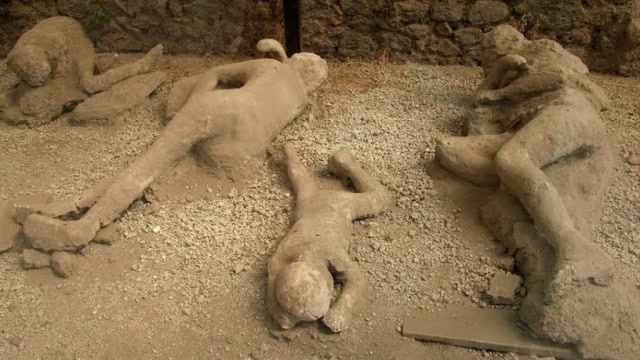 一对情侣被火山吞没,2000年后变成化石,看到他们的姿势,真爱无敌!