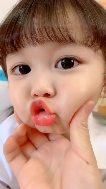 萌小新,卡哇伊!小公主你嘟嘟嘴的表情超可爱,我都被你的眼神融化了!