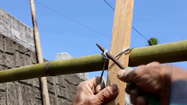 农民工发明拧铁丝神器,效率比人工快10倍,5元造一个