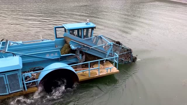 水中割草机正在工作