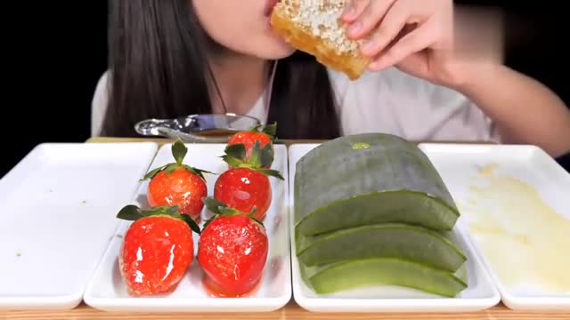 三种网红爆款食物,甜甜的蜂巢蜜最甜蜜诱人,吃货福利